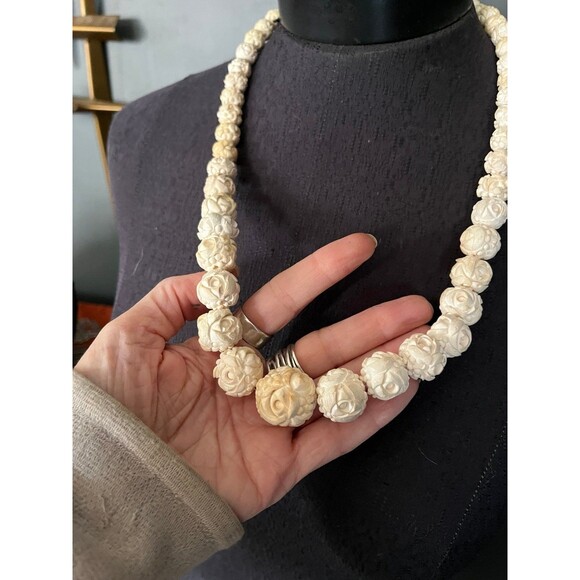 Vintage 1940’s- 50’s Hand carved Necklace & Earrings Cream color - Picture 3 of 11